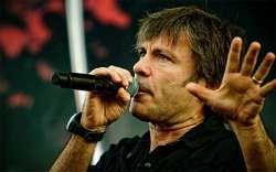 bruce_dickinson_2013_3815